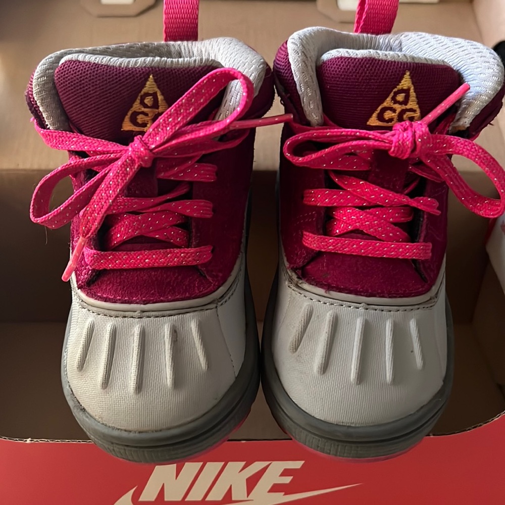 Nike ACG winter boots, sz 5c, unisex, easy to clean, durable, offers accepted